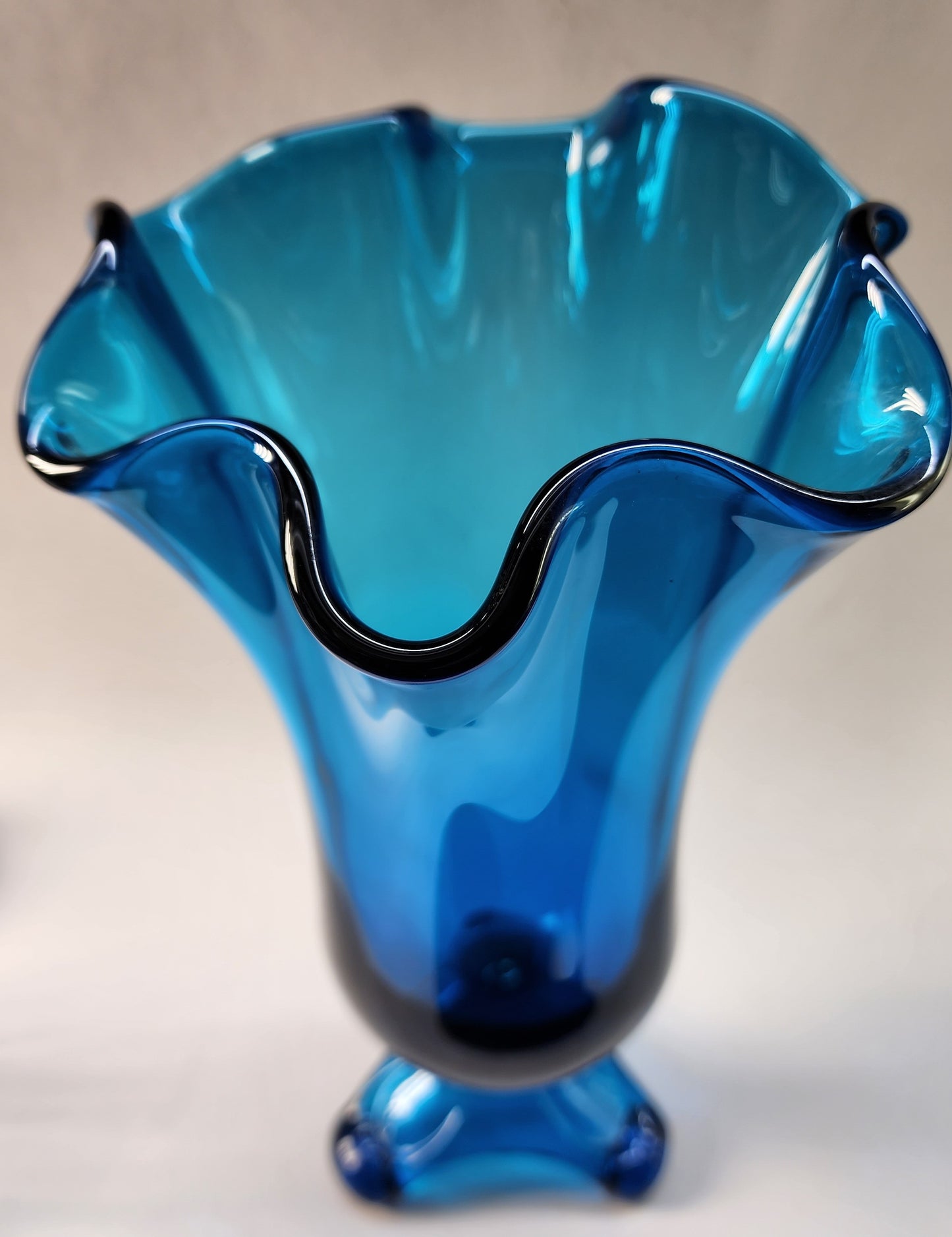 3 toe Glass blue ruffle edge vase