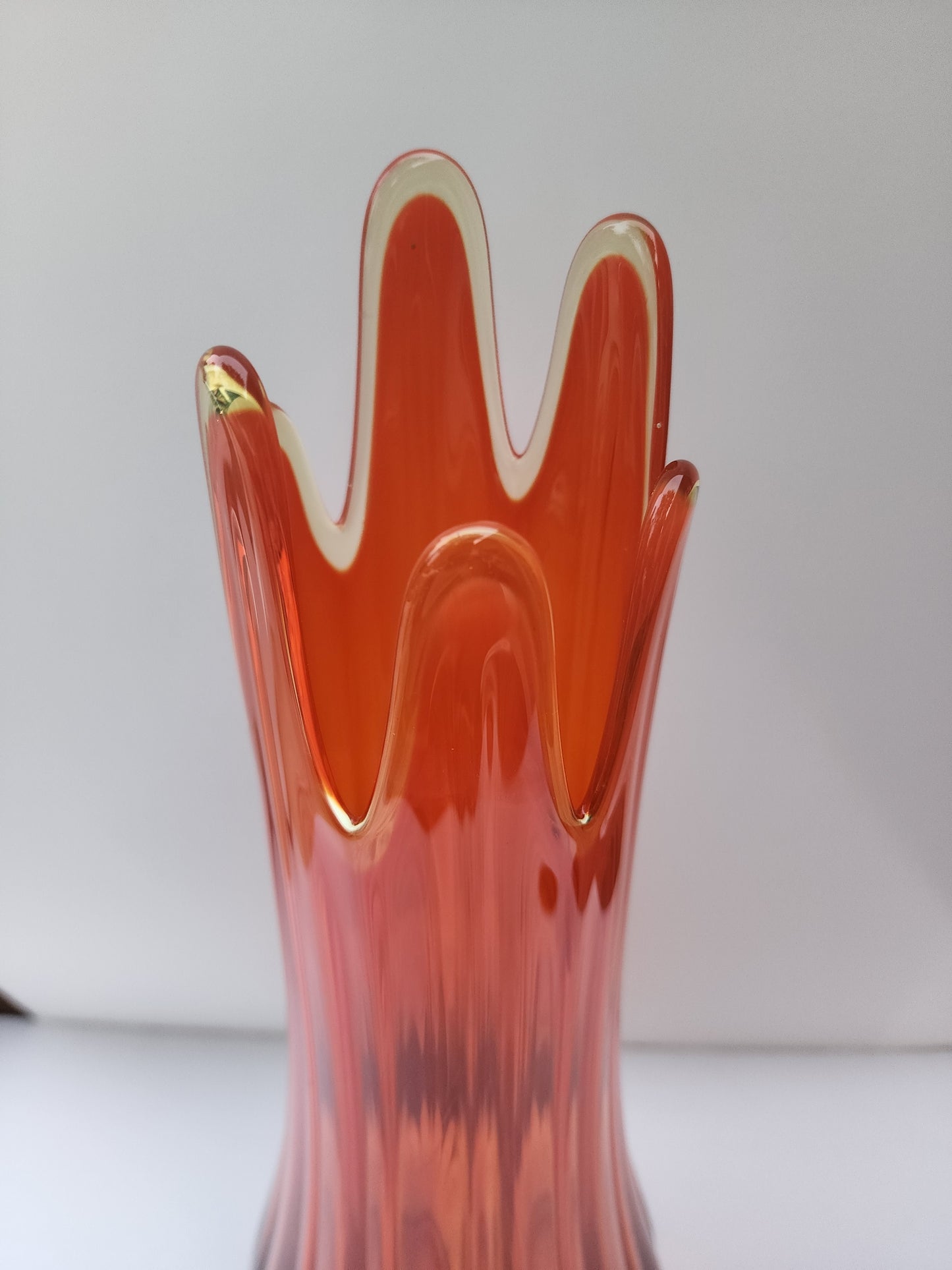 Amberinea swung glass vase