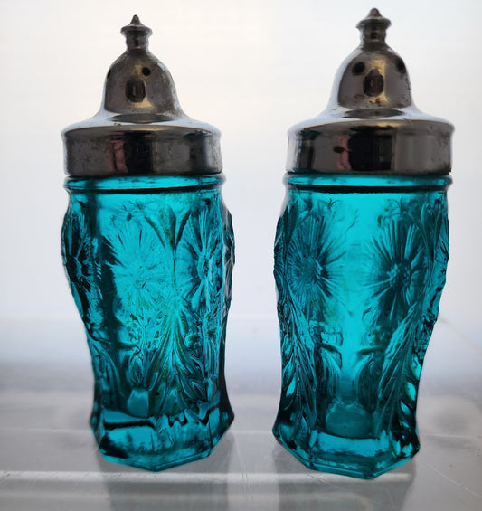 L E Smith Thiel Glass salt and pepper set AUCTION