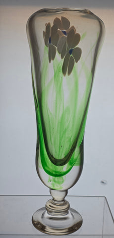 L.E Smith green and white Glass hand made art vase.
.