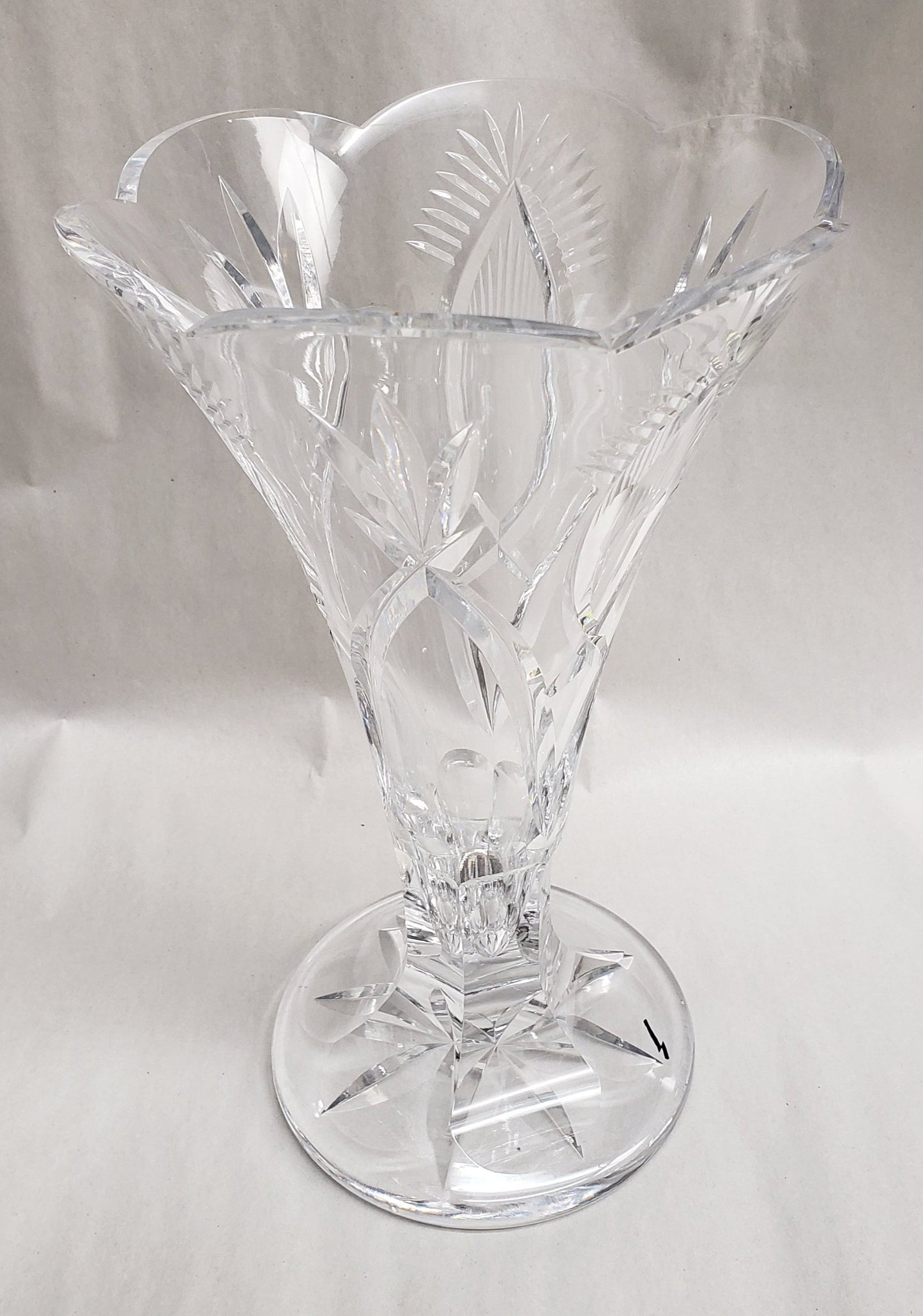 Signed Waterford cut glass Flared Vase vid 147